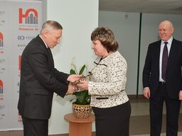 Глава администрации Фрунзенского района Борис Васильев передает ключи от нового корпуса школы руководителю учреждения образования Тамаре Стрельниковой