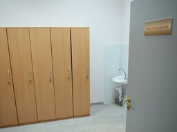Костюмерная с душевыми кабинами расположена рядом с залом хореографии