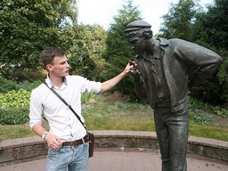 «Прикуривающий» Владимира Жбанова.