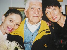 Генрих Бржозовский с дочерьми Людмилой (слева) и Натальей