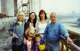Верхний ряд (слева направо): дочери Анастасия, Ульяна и Варвара рядом с отцом Леонидом Нечаевым. Нижний ряд: Леша, сын Варвары, и Иван, сын Анастасии