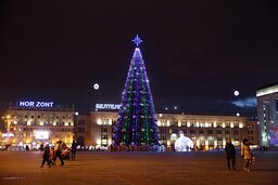 Elka na Oktyabarskoy ploshhadi 4