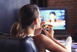 chelovek est i smotrit televizor 1