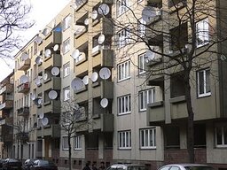 Berlin neukoelln satellite dishes 20050314 p1010596