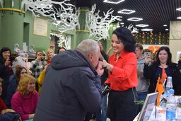 «Нельзя по одному мужчине судить всех». Маргарита Грачева, которой муж отрубил руки, презентовала книгу в Минске 5 foto 6