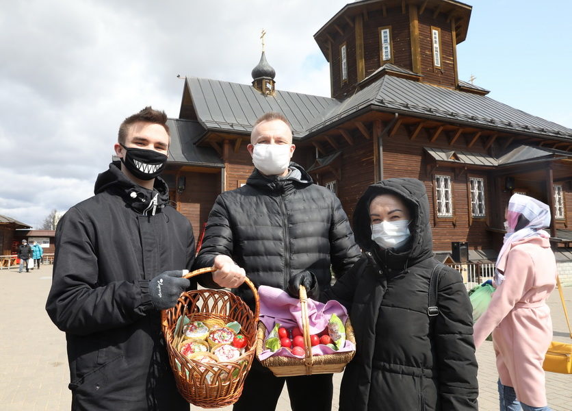 Прихожане в масках в храме