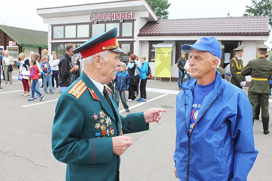 1. Nikolaj Ivanov obshhaetsya s chlenom DOSAAF Rossii na Linii Stalina 2017 god