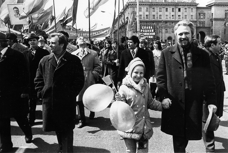 F031 Na pervomajskoj demonstraczii s docheryu Natalej