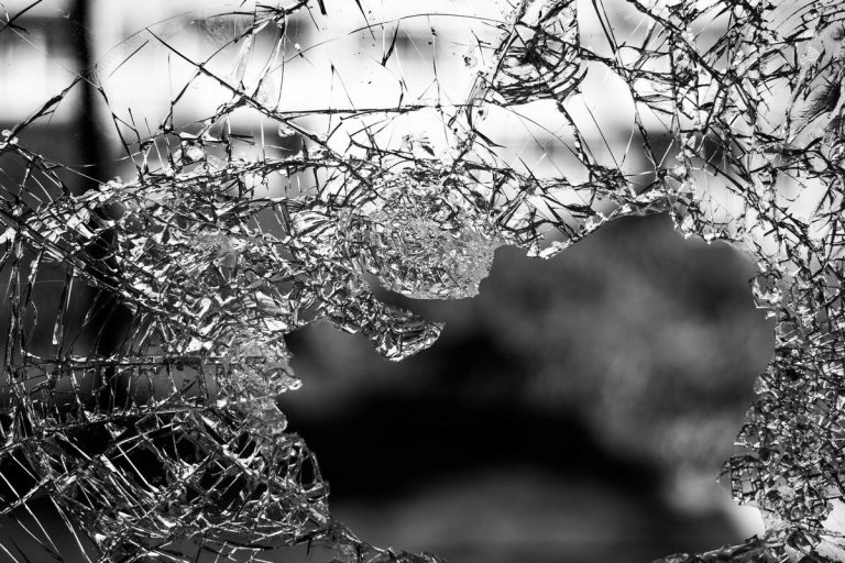 Пьяный житель столицы поругался с девушкой и разбил окно Минской духовной академии 1 steklo razbil