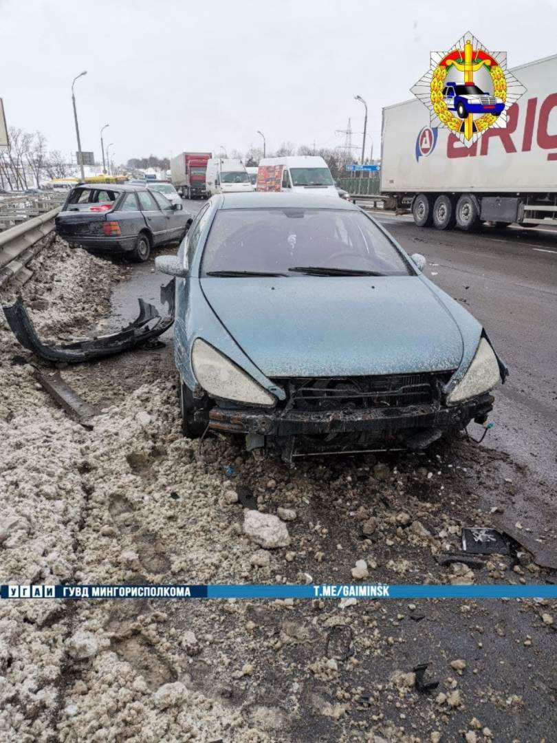 Авария с участием шести транспортных средств случилась на МКАД (видео с  места ДТП) - Минск-новости