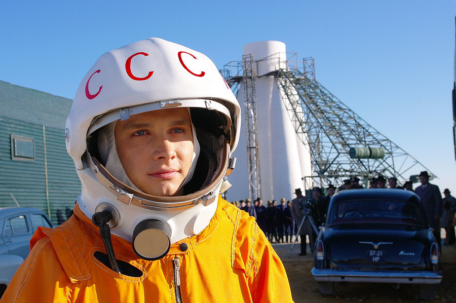 kadry iz filma Gagarin. Pervyj v kosmose