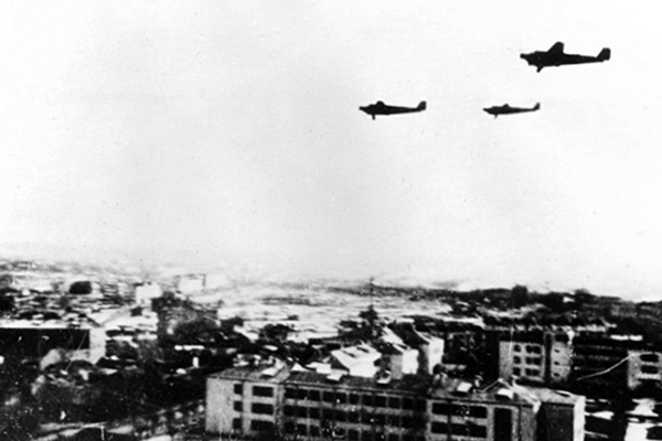 Nemeczkie samolety nad Universitetskim gorodkom iyun 1941