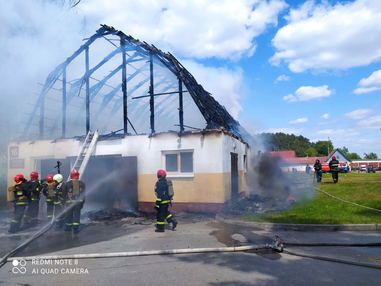 К возведению нового здания пока не приступали. Что известно о сгоревших  конюшнях в Ратомке - Минск-новости