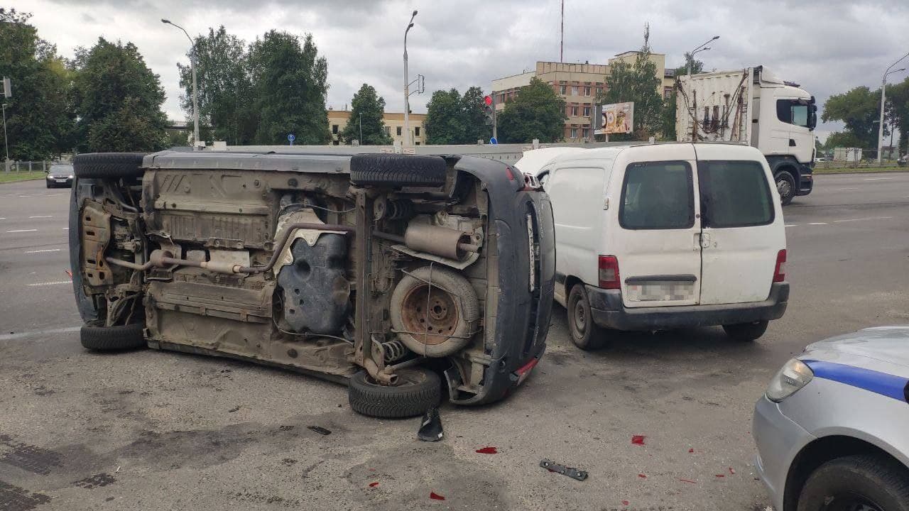 В ГАИ Минска рассказали подробности ДТП, в результате которого  перевернулось авто - Минск-новости