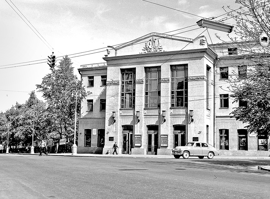 Kupalovskij teatr. Foto s 1960 h godov do poslednej rekonstrukczii