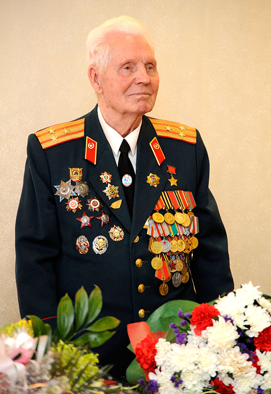 Бесстрашно воевал, встречался с Жуковым. Не стало последнего Героя Советского Союза Ивана Кустова 1 202439 06
