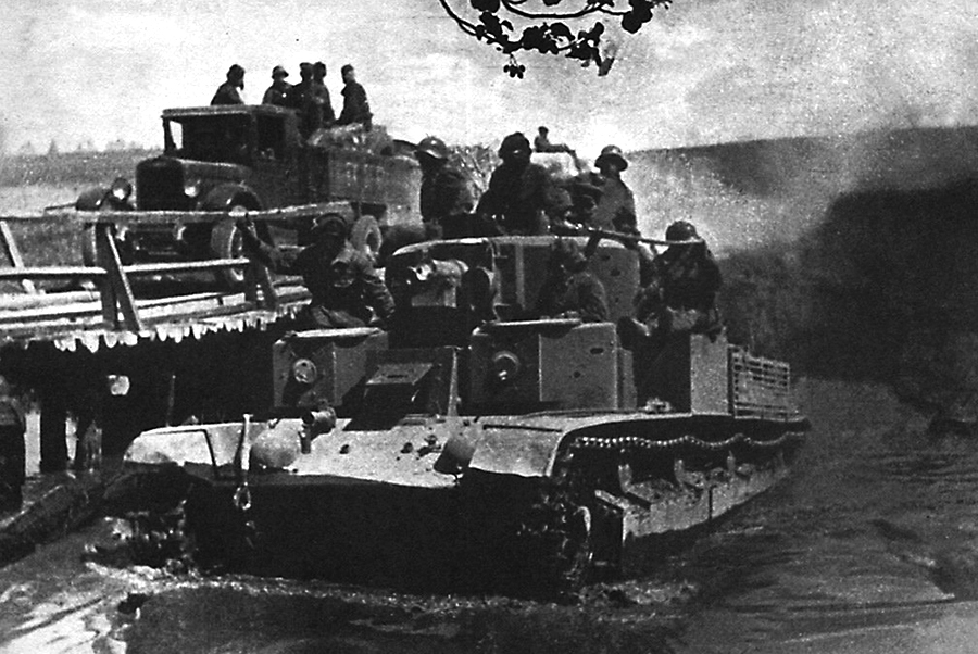 Tank T 28 forsiruet vbrod reku v Grodnenskoj oblasti. Sentyabr 1939 g