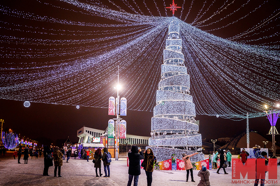 В центре и во всех районах Минска. Составили карту лесных красавиц города 3 иллюминация елка