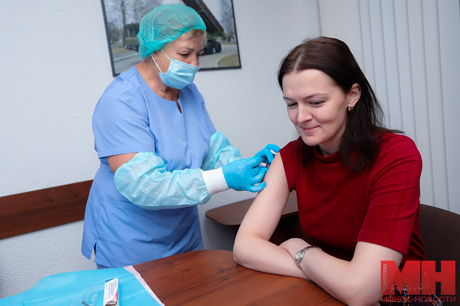 minsk vyezdnaya vakczinacziya ot grippa i kovid mediczina foto sergej pozhoga 25