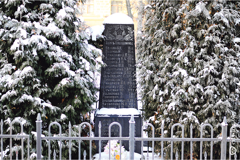 obelisk na voennom kladbishhe