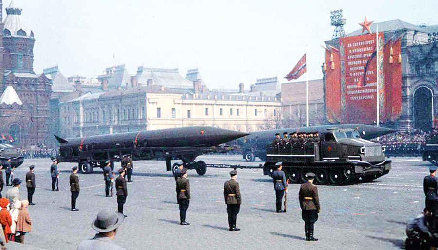 mezhkontenentalnaya ballisticheskaya raketa na majskom parade 1960 g.