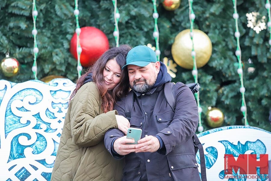 raznoe glavnaya yolka lyudi vozle yolki pozhoga 10 kopiya