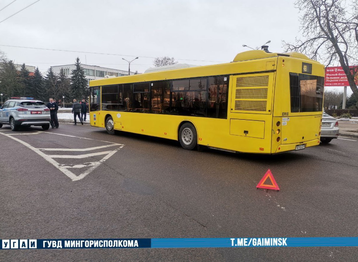 Автобус врезался в легковушку на пл. Казинца - Минск-новости