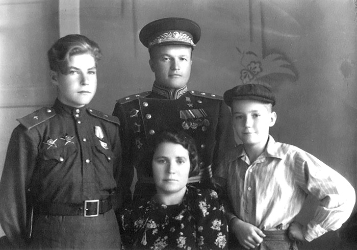 В тени советских асов. Как авиатехники помогали сражаться с врагом в Великую Отечественную 3 arkadij kamanin sleva s semej