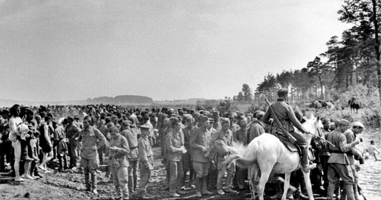 1385159826 bundesarchiv bild 146 1975 081 21 minsk russische kriegsge fangene voennoplennye na beregu svislochi v drozdy iyul 1941 g copy