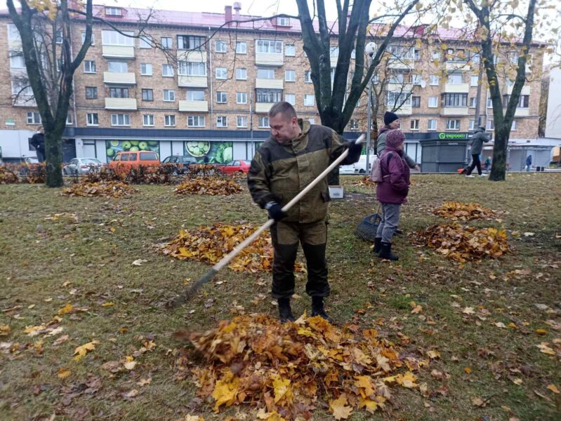 «Совместными усилиями сделаем район лучше». В Партизанском проходит общегородской субботник 4 izobrazhenie viber 2023 10 28 10 36 17 534