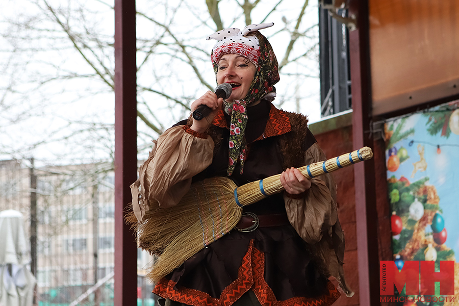 23 12 2023 – prazdniki –ded moroz v minskom zooparke pozhoga 02 kopiya