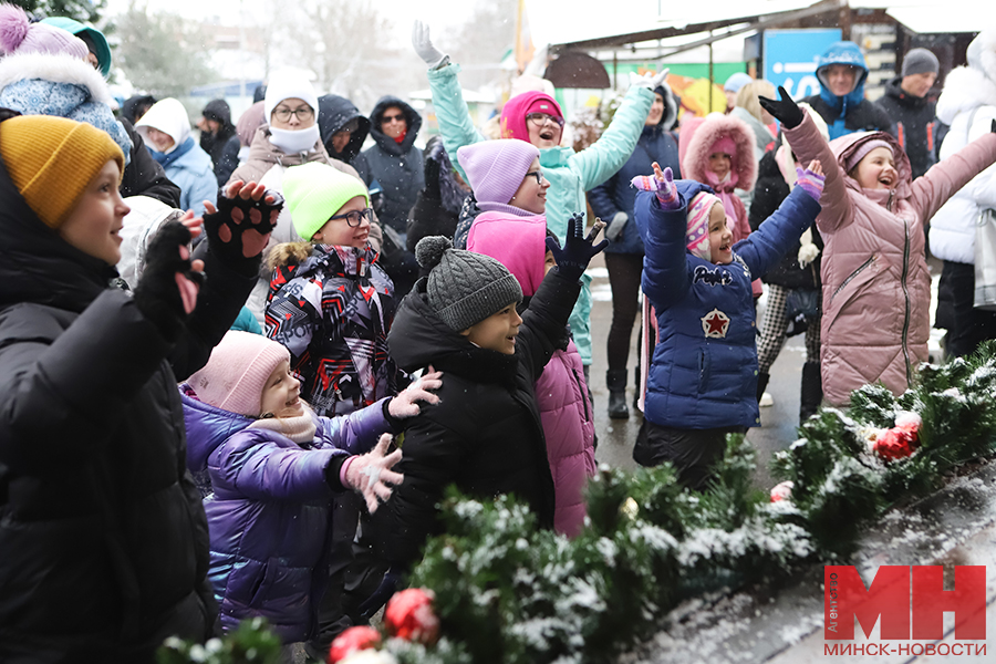 23 12 2023 – prazdniki –ded moroz v minskom zooparke pozhoga 03 kopiya