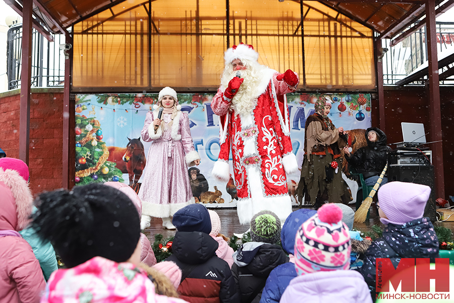 23 12 2023 – prazdniki –ded moroz v minskom zooparke pozhoga 10 kopiya