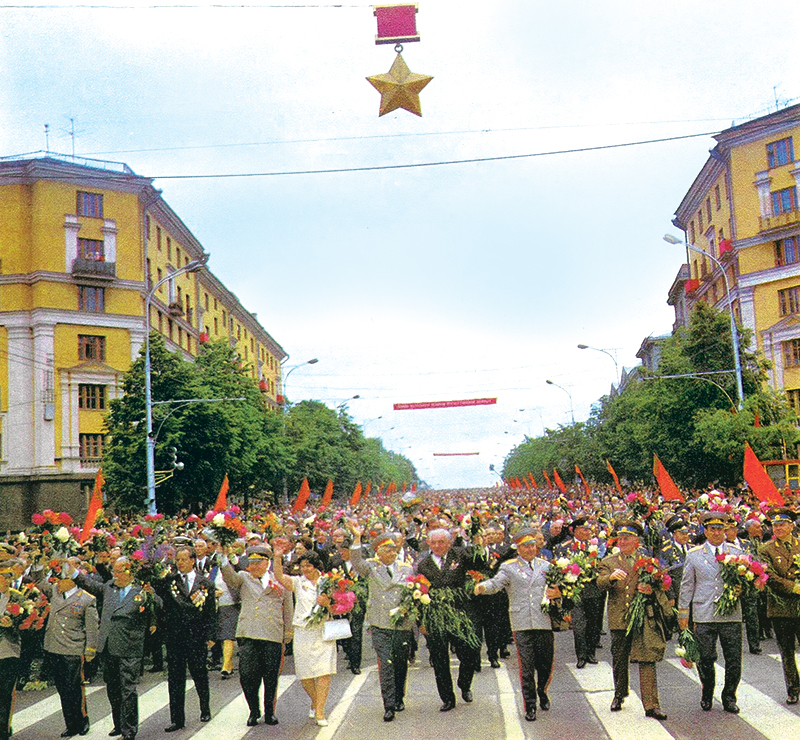 s 1974 goda zolotye zvezdy stali nepremennym atributom prazdnichnogo oformleniya stoliczy