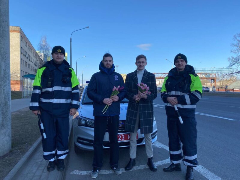 Фотофакт В Московском районе поздравили девушек-водителей -Минск-новости