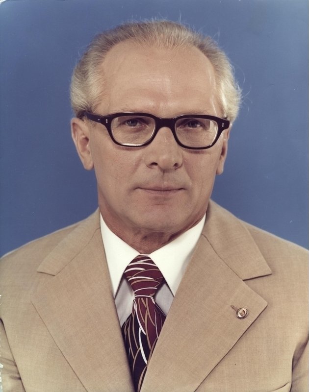 bundesarchiv bild 183 r1220 401 erich honecker