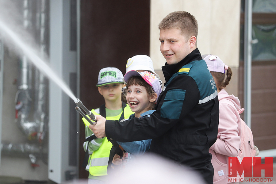04 06 2024 siloviki mchs akcziya dlya detej bezopasnost malinovskaya01 kopiya