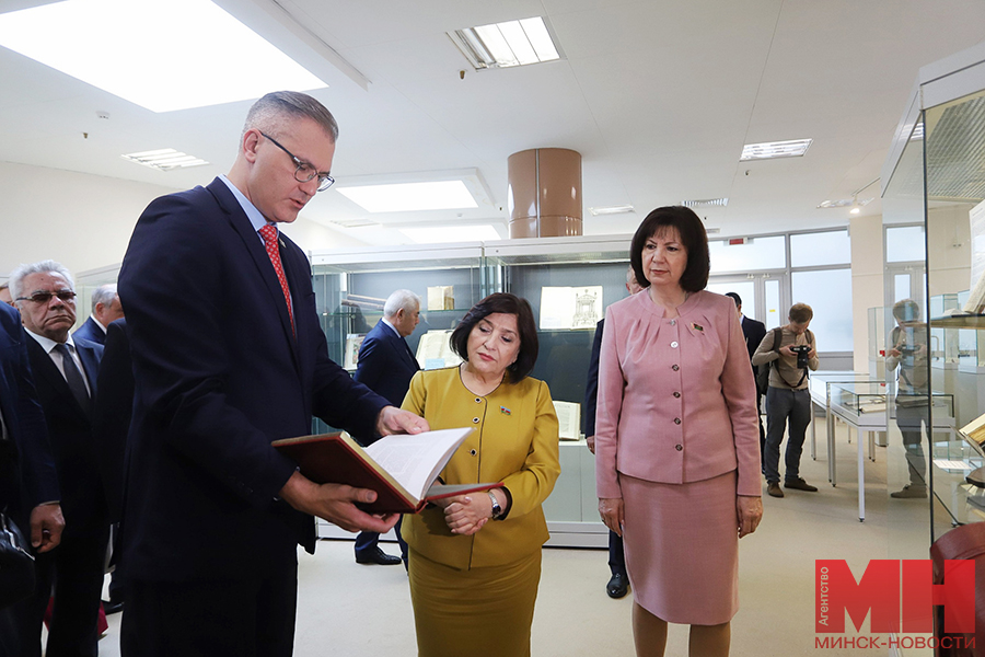 11 06 2024 politika glava parlamenta azerbajdzhana posetila naczionalnuyu bibliotku malinovskaya02 kopiya