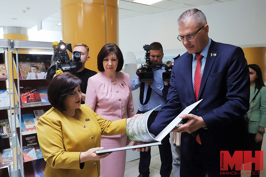 11 06 2024 politika glava parlamenta azerbajdzhana posetila naczionalnuyu bibliotku malinovskaya17 kopiya