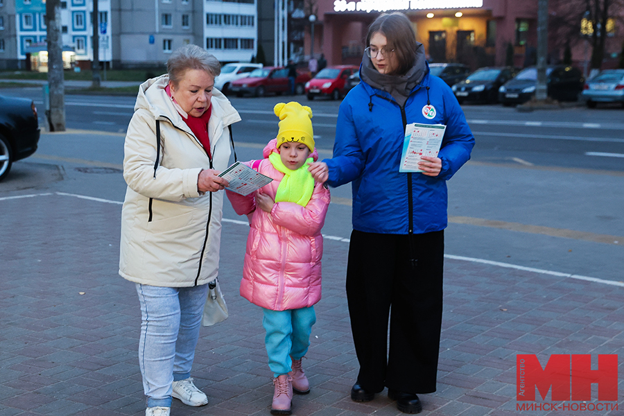 14 11 2024 vybory volontery brsm razdayut listovki miczevich 5 kopiya