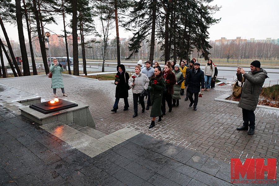 06 12 2024 politika ii forum molodyh gosudarstvennyh sluzhashhih vozlozhenie malinovskaya02 kopiya