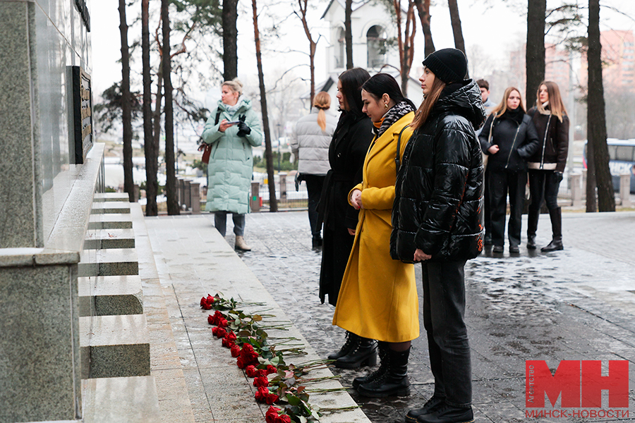 06 12 2024 politika ii forum molodyh gosudarstvennyh sluzhashhih vozlozhenie malinovskaya05 kopiya