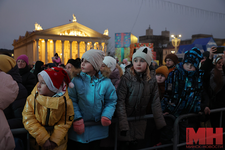 10 12 2024 gorod vklyuchenie elki malinovskaya03 kopiya