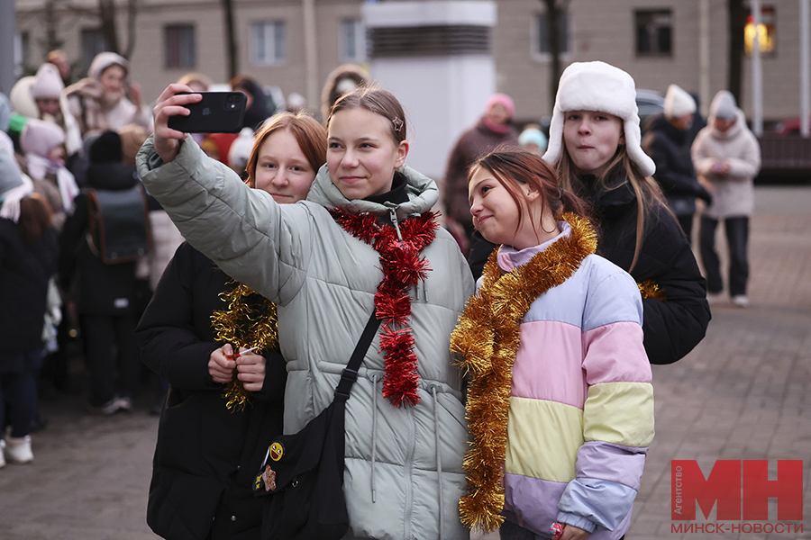 raznoe fleshmob dedov morozov i snegurochek lukashov 32 kopiya