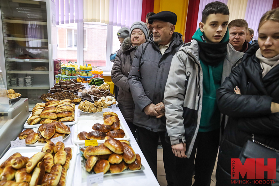 Ассортимент и цены просто сказка. Узнали, что предлагают буфеты на избирательных участках 10 politika vybory bufety stolyarov 04 kopiya