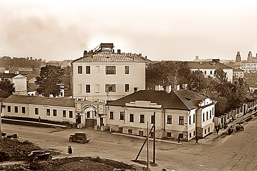 troiczkij monastyr v 1840 e posle zakrytiya monastyrya zdanie pereoborudovano pod bolniczu vozvedeny dom invalidov bogadelnya sluzhebnye pomeshheniya