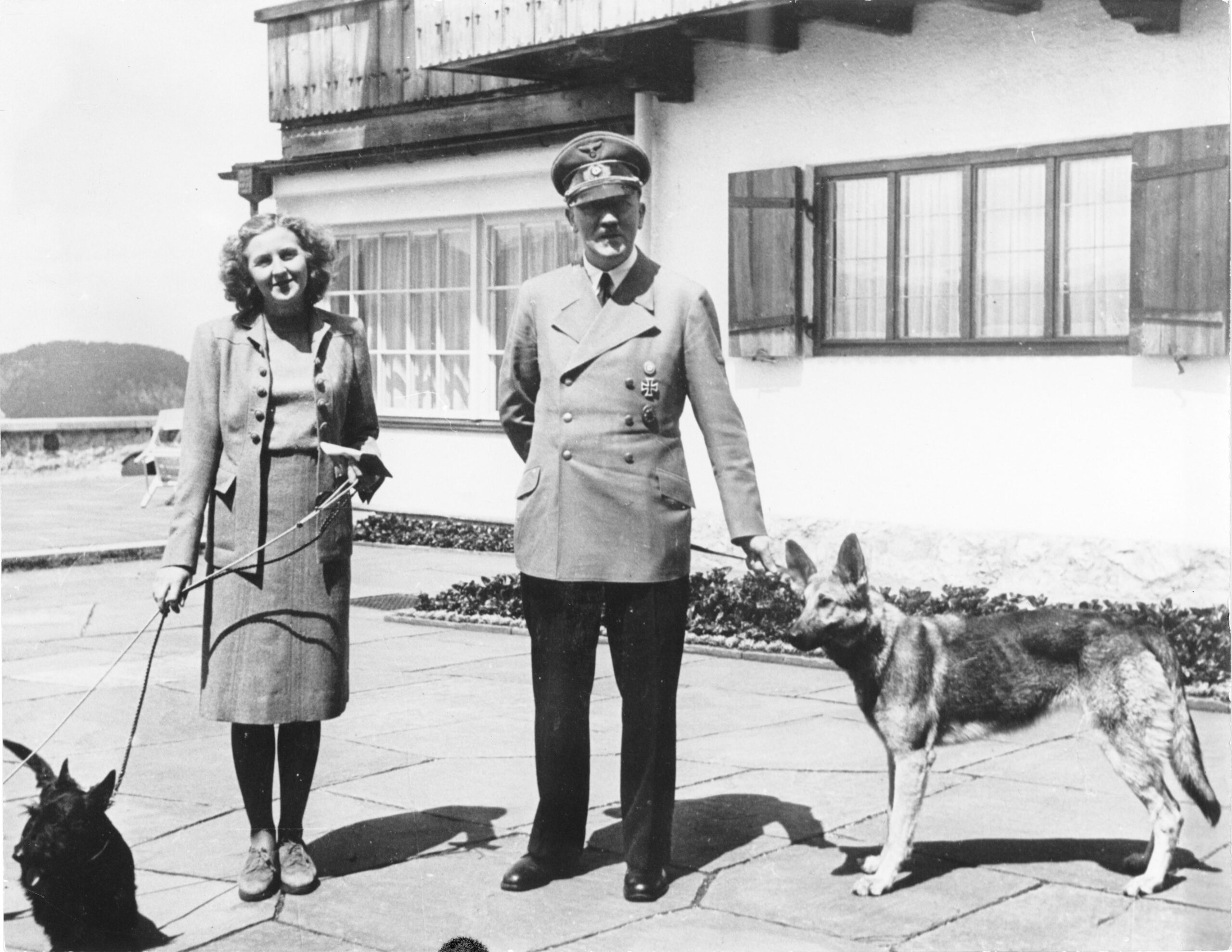 bundesarchiv b 145 bild f051673 0059 adolf hitler und eva braun auf dem berghof scaled