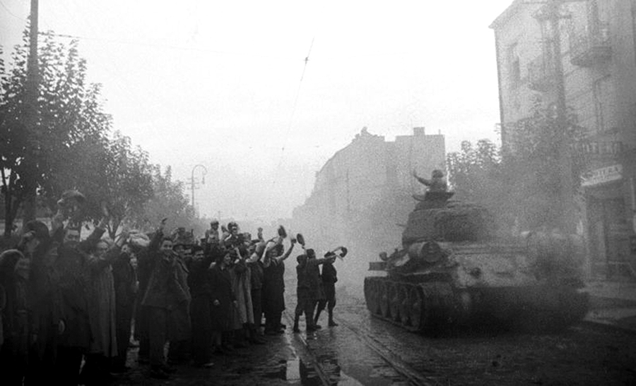 zhiteli belgrada vstrechayut sovetskih voinov osvoboditelej. oktyabr 1944 goda