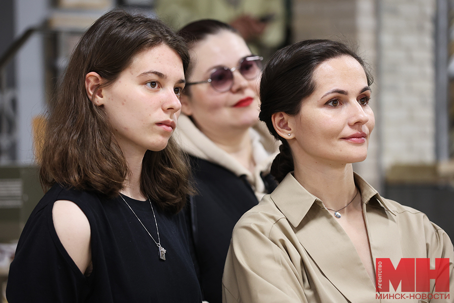 2025 05 14 kultura vystavka vladimira gladkova mezhdu nebom i zemlej miczevich 13 kopiya