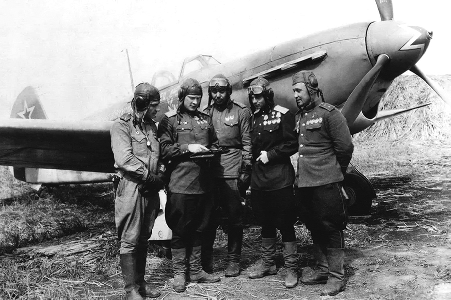 n. k. shutt s. d. luganskij i. f. kuzmichev i. m. kornienko n. p. dunaev sleva napravo